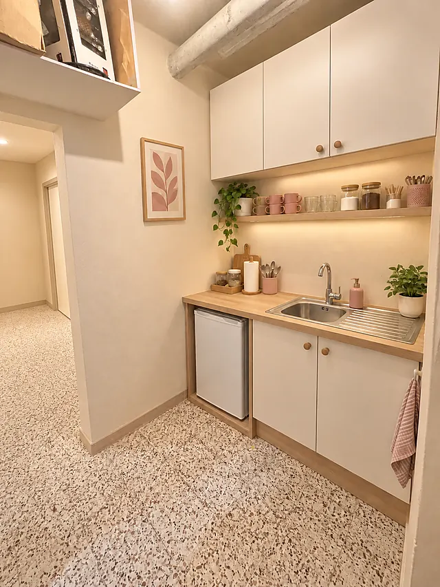Coin thé et café, plan de travail en bois clair et vaisselle rose